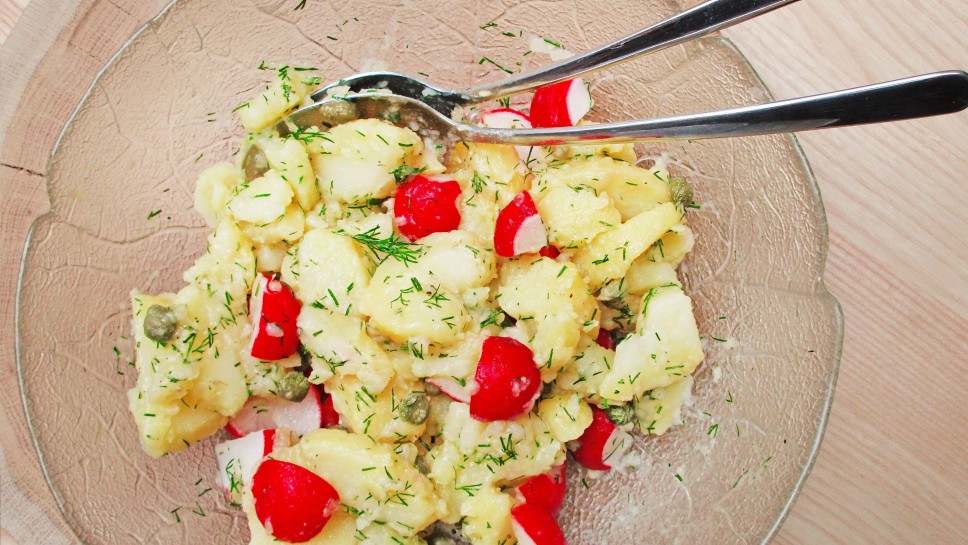 Krompirjeva solata z redkvico, kaprami in koprcem - Sladki Chef