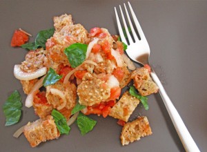 Panzanella - italijanska kruhova solata s paradižniki - Sladki Chef