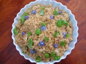 Solata iz kvinoje s cvetačo - Mojca Polak