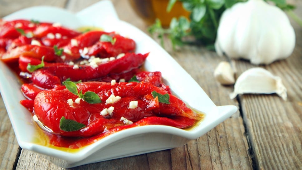 V pečici pečena paprika v solati - Mojca Polak