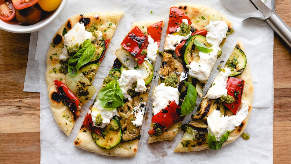 Pinsa s pečeno zelenjavo in burrato