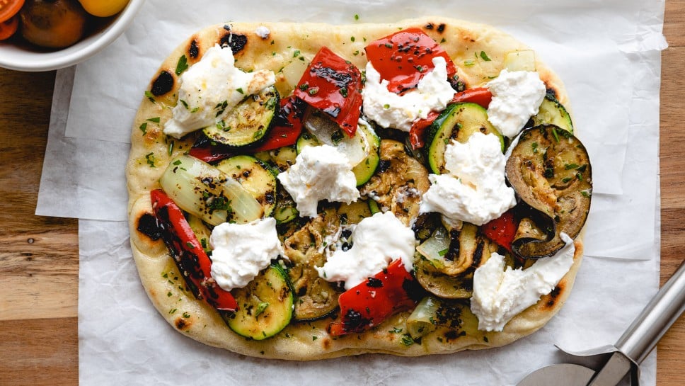 Pinsa s pečeno zelenjavo in burrato