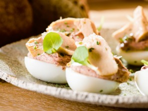 Polnjena jajca z laškim fižolom in tuno - Chef Gregor Vračko, revija PLUS