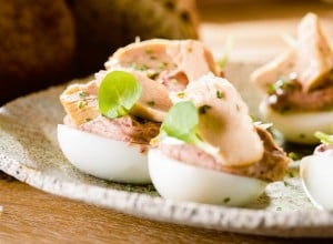 Polnjena jajca z laškim fižolom in tuno - Chef Gregor Vračko, revija PLUS