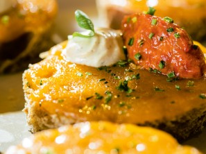 Popečene rezine bučnega kruha s pestom sušenega paradižnika in sirom - Chef Gregor Vračko, revija PLUS