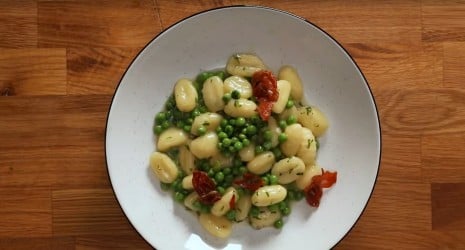 NJOKI Z GRAHOM IN POPEČENIM PRŠUTOM - video recept NJOKI Z GRAHOM IN POPEČENIM PRŠUTOM - video recept