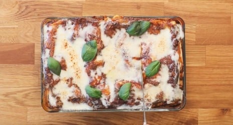 LAZANJA Z MESNO OMAKO IN SIROM - video recept LAZANJA Z MESNO OMAKO IN SIROM - video recept
