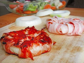 Čebulni obročki v slanini na žaru - Sladki Chef