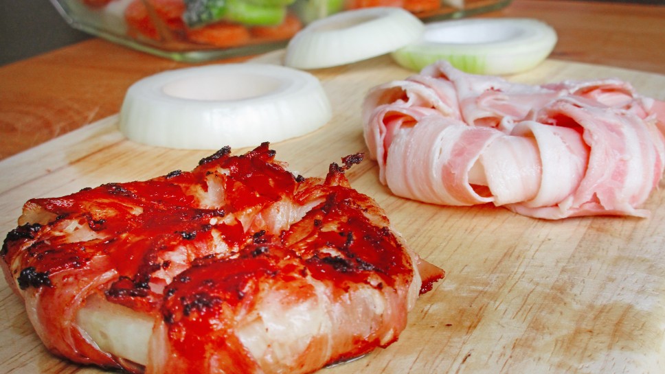 Čebulni obročki v slanini na žaru - Sladki Chef