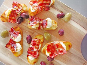 Oljčni kruhki z mozzarello in slanino na žaru - Sladki Chef