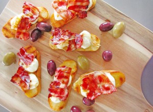 Oljčni kruhki z mozzarello in slanino na žaru - Sladki Chef