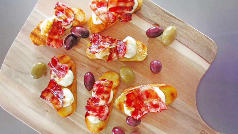 Oljčni kruhki z mozzarello in slanino na žaru - Sladki Chef