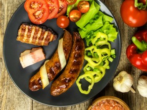 Pikantne žar klobasice z zelenjavno prilogo - Spar