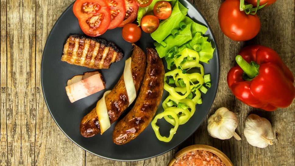 Pikantne žar klobasice z zelenjavno prilogo - Spar
