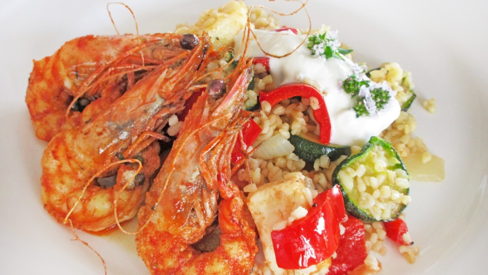Tigraste kozice na žaru z zelenjavo in bulgurjem - Sladki Chef