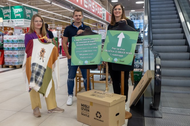 Knof deli prazne kartonske škatle oziroma t.i. KNOFcycle škatle, kamor lahko vsi zapakirajo svoj rabljen tekstil in ga vrnejo podjetju Knof