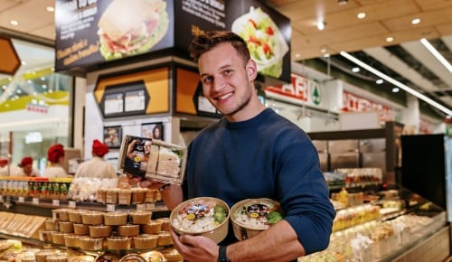 SPAR To GO z Andrejem Pavličevićem, ki drži svoje izdelke