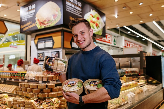 SPAR To GO z Andrejem Pavličevićem, ki drži svoje izdelke