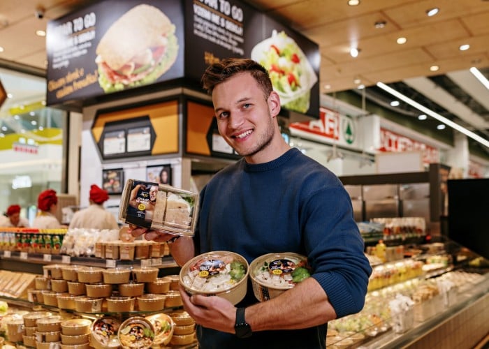 SPAR To GO z Andrejem Pavličevićem, ki drži svoje izdelke