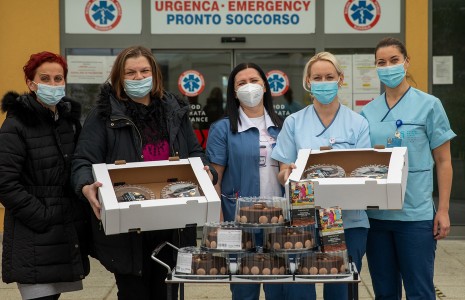 Covid oddelke po Sloveniji razveselili s 70 tortami