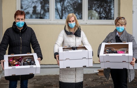 Covid oddelke po Sloveniji razveselili s 70 tortami
