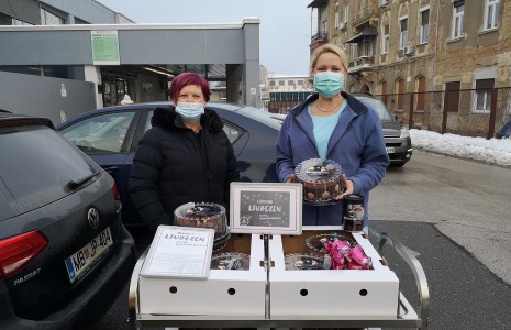 Covid oddelke po Sloveniji razveselili s 70 tortami