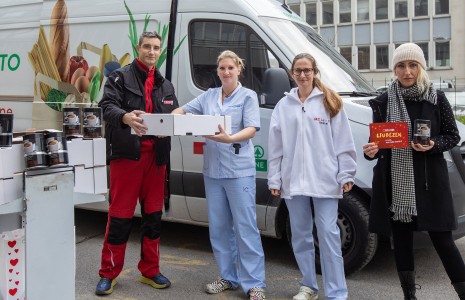 Covid oddelek UKC Ljubljana razveselili s toplim kosilom