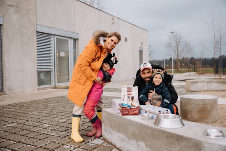 Teja in Jani Jugovic z otrokoma pred nimi je hrana za živali