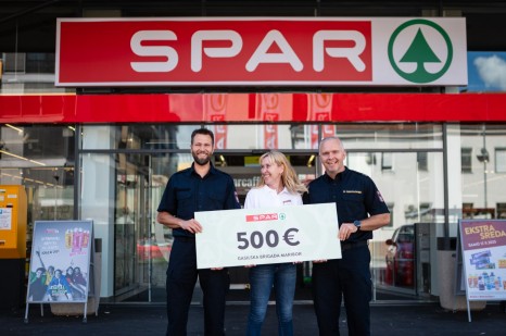 Predstavnika Gasilske brigade Maribor in vodja trgovine SPAR MB Magdalena