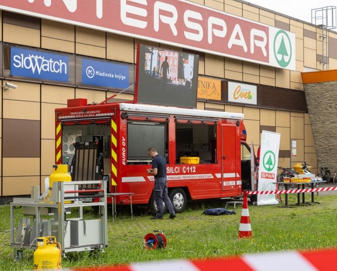 Gasilsko vozilo pred trgovino INTERSPAR