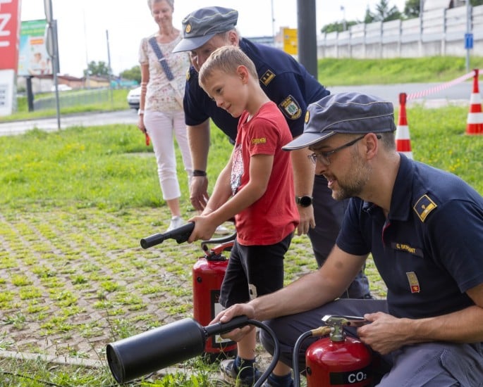 Gasilec in otrok z gasilskim aparom