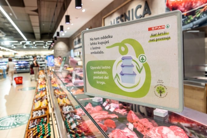 Na oddelku mesnice v Sparu spodbujajo k nakupu brez embalaže