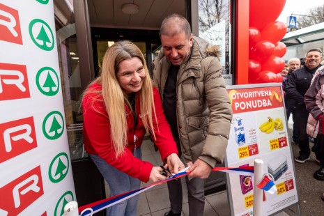 Odprtje trgovine in prerez traku