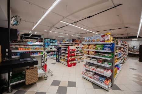 Notranjost trgovine SPAR partner v Dorfarjih 