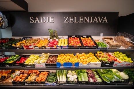 Oddelek sadje in zelenjave v trgovini SPAR partner v Dorfarjih 
