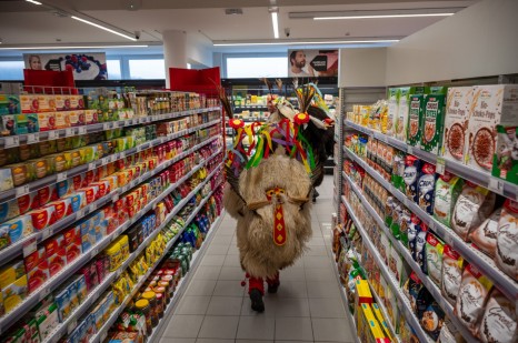 Prodajne police nove trgovine SPAR partner v Velikih Laščah