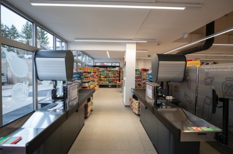 Notranjost trgovine SPAR partner v Velikih Laščah