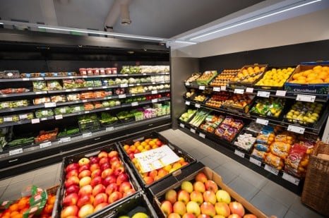 Oddelek sadje in zelenjave v trgovini SPAR partner v Velikih Laščah