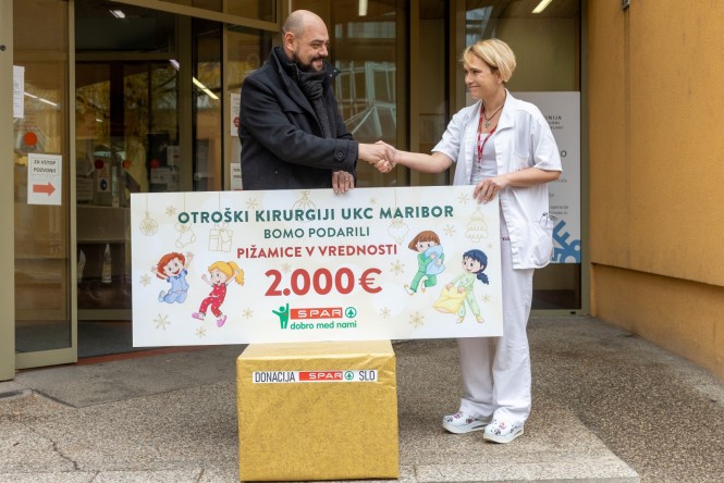 Otroški kirurgiji UKC Maribor so v Sparu priskrbeli nove pižame