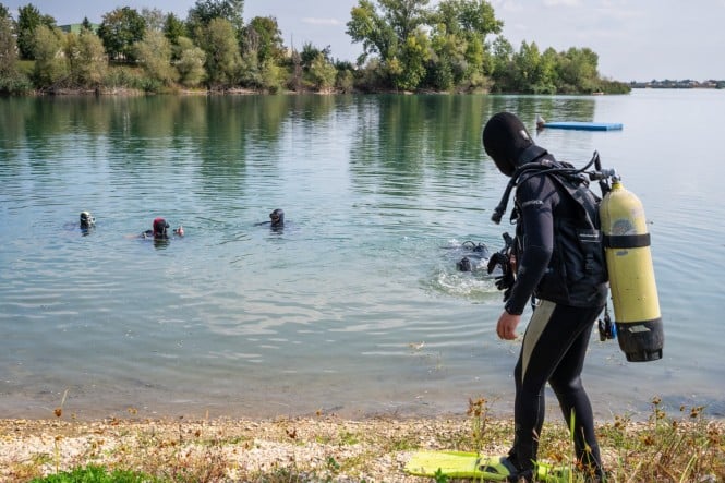 Potapljači in šolarji združili moči pri čiščenju Soboškega jezera