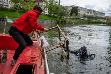 Veliko smeti konča v reki Ljubljanici