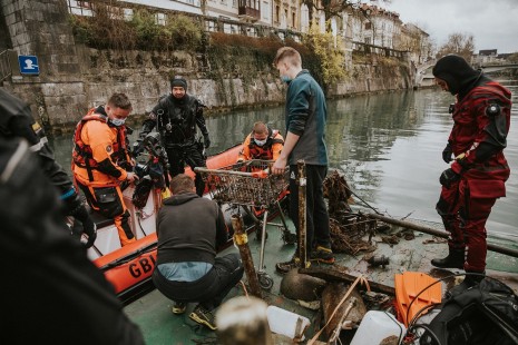 Čoln ter splav s potapljači na Ljubljanici