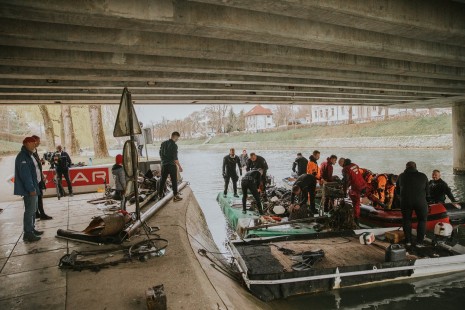 Razlaganje odpadkov s splava na kopno