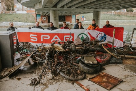 Potapljači s kupom odpadkov