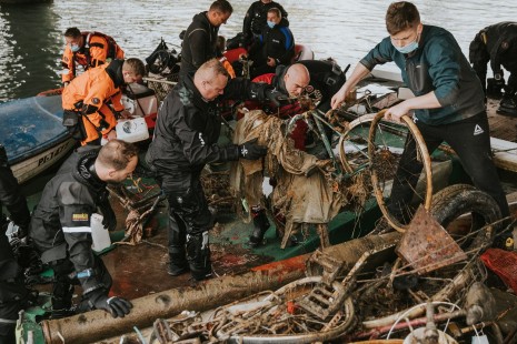Razlaganje odpadkov s splava na kopno
