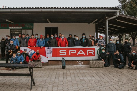 Skupinska slika s SPAR logotom