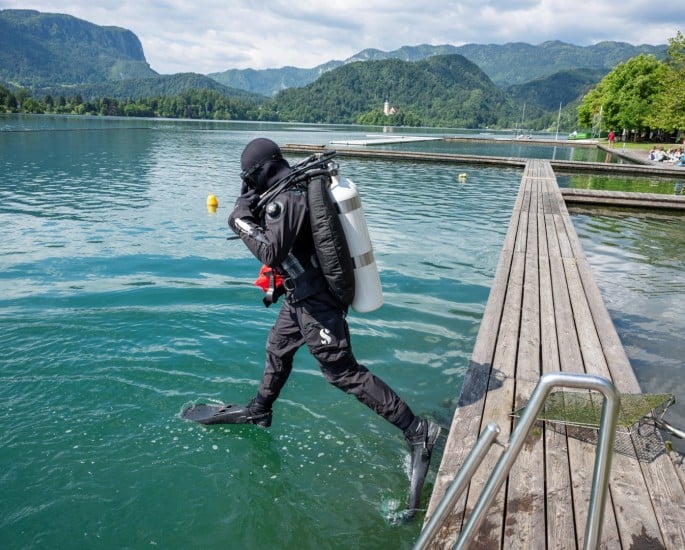 Potapljač med skokom v Blejsko jezero