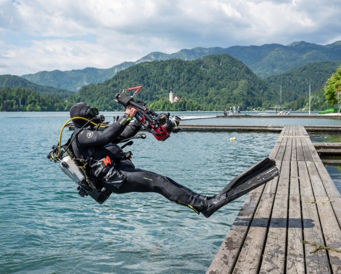 Potapljač med skokom v Blejsko jezero