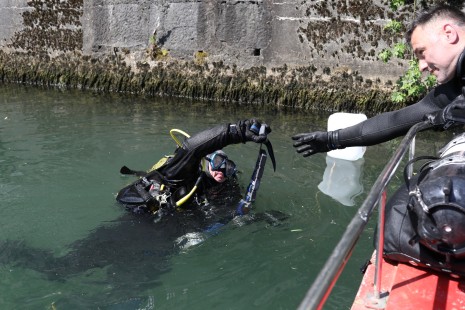 Potapljači med 35. čistilno akcijo iz Ljubljanice odstranili 800 kg odpadkov