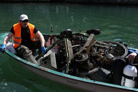 Potapljači med 35. čistilno akcijo iz Ljubljanice odstranili 800 kg odpadkov